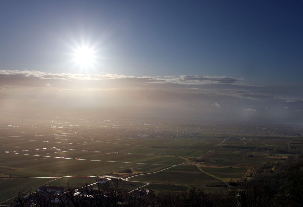 Blick in die Ebene vom Hambacher Schloss aus. Von Fotograf und Hochzeitsfotograf in der Pfalz: Karl Jotter